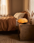 Lámpara libro de madera plegable Casa Ocre, luz cálida en mesilla de noche estilo hogar acogedor