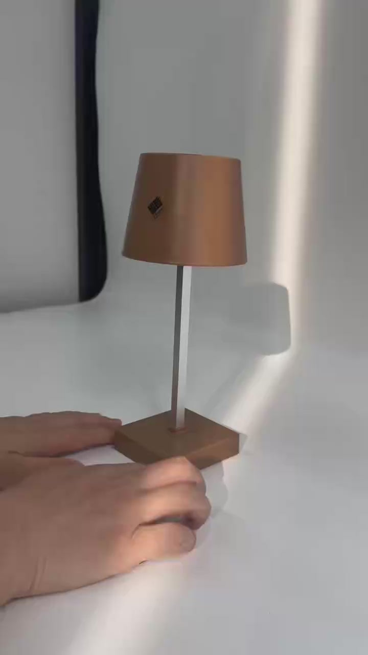 Lámpara de Mesa Táctil Regulable — Estilo Minimalista